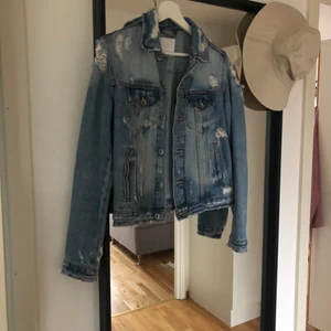 Jeansjacka i st S - En super fin sliten jeansjacka som tyvär inte blir använd av mig längre. Först till kvarn får den