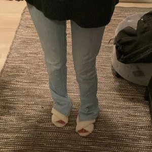 Ljusblå slits jeans - Super snygga jeans med slits. Sitter som än smäck och är jättebra i längden även på mig som är ca 1,74 💕🥰 om fler är instresserade buda i kommentarerna 😃❤️‍🔥