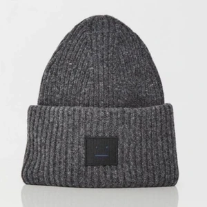 Mörkgrå acnemössa  - Acne mössa, knappt använd därav priset. Köpt på Åhléns i Göteborg för något år sedan💕