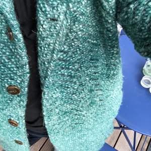 Cozy turquoise/green partly wool knitwear that can be worn as a jacket. It is hard to get the exact color on photo but it is most accurate in the middle photo🕊 write to me for more photos or questions. FYI: the shipping cost is estimated and could become less 