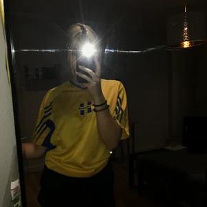 UEFA Euro 2004 Fotbolls tröja Adidas - Fotbollströja i använt skick och i storlek 176 men passar som XS-S! Köparen står för frakten!💕☺️ vill du ha fler bilder så är det bara att höra av dig! 