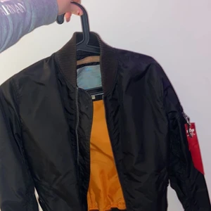 Alpha jacka  - Väldigt bra stick andvände den under 1 år kanske sitter jätte fint men tyvär blivit för liten på mig. Köpte den original i butik för 1900 kr