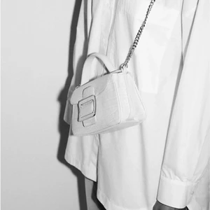 Zara väska  - Så fin zara väska som tyvärr inte kommer till användning då jag köpt en ny, är i nyskick, skriv privat om egna bilder😊kan både mötas i Stockholm och även frakta.