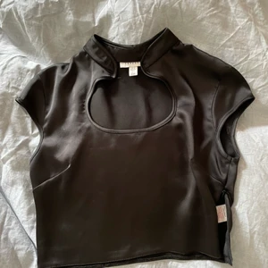 Svart cut out top - Säljer denna kroppsdelar party topp från top shop. Den cut out vid bröstet. Super bra skick. Säljer då de. Är för liten för mig. Den andra bilden visar hur den ser ut på fast i vit. Skriv för More info. 