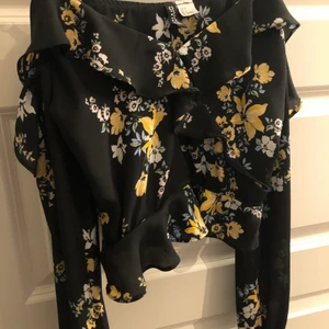 Blommig blus - Superfin blus som inte kommer till användning längre. Öppen vid axlarna med justerbara axelband. Står 34 på lappen men är mer som en 32 beroende på hur man vill att den ska sitta. 
