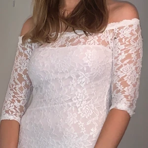 Vit spetsklänning - Säljer denna superfina vita spetsklänningen med offshoulder i storlek xs. Klänningen är i stretchigt material så lägger sig fint efter kroppen och går till typ mitten på låren på mig som är 162 cm. Använd 1 gång så i mycket fint skick! Säljer den för 150 kr eller bud + eventuell frakt 🤍🤍