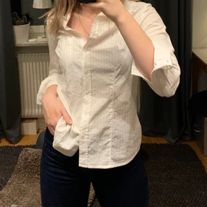 vit skjorta secondhand - Superfin skjorta i bra skick, sällan använd köptes på UMA för 200kr.