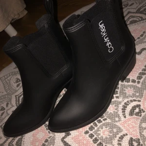 Gummistövlar  - Ck gummistövlar, nästan helt oanvända köpta för 700, frakt ingår💕