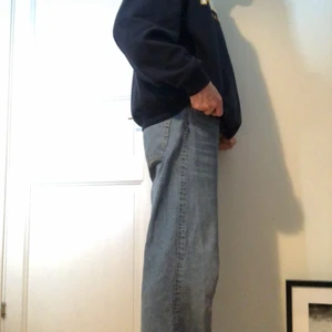 Monki yoke - Snygga jeans från monki i modell yoke. Dammodell, men passar såväl dam som herr. Utsvängd, baggy passform. 