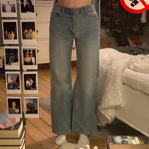 Vida jeans strl 27 - Vida blåa jeans från Monki, modell Yoko. För referens: jag är 177 cm lång 💘  En fin ljusblå färg, storlek 27. 