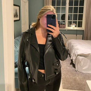 Zara skinnjacka - Skinnjacka från zara (skärp saknas). Annars i fint skick. 