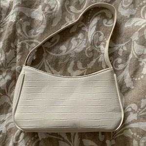 Vit väska  - Säljer för jag inte använder den, och den har aldrig använts. Rätt så kort band men funkar bra annars!