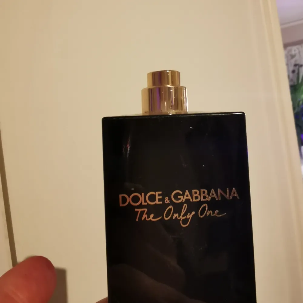 Dolce&Gabbana The only one säljes då lukten inte passar mig.                                                                 Den har kvar minst 4/5 delar och saknar tyvärr locket, därav priset. Nypris 740kr                                                            Köparen står för frakt.       . Väskor.