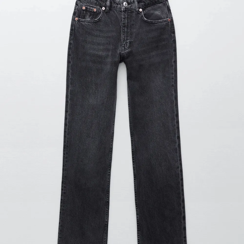 Säljer dessa midwaisted jeans från zara! Har aldrig använt dom<3 väljer då jag beställde fel storlek!. Jeans & Byxor.