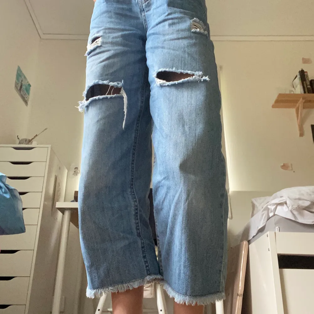 Jätte snygga raka jeans från ett dansk märke som heter zinko har inte andvänt  de jätte mycket och  har växt ifrån de (jag har på mig de på bilden) De är storlek 152 och jag är 1,50 cm lång 💖🤍😀 går att justera i midjan!⭐️🌸. Jeans & Byxor.