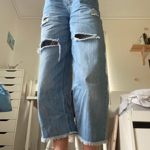 Coola blå jeans🤍 - Jätte snygga raka jeans från ett dansk märke som heter zinko har inte andvänt  de jätte mycket och  har växt ifrån de (jag har på mig de på bilden) De är storlek 152 och jag är 1,50 cm lång 💖🤍😀 går att justera i midjan!⭐️🌸