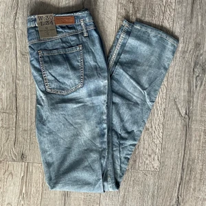 NYA Snygga byxor/jeans från Veromoda ❤️ - Säljer ett par snygga byxor från Vero Moda. Tunnare & mjukare modell av jeans! Riktigt bekväma men tyvärr lite för stora för mig, även om jag gillar baggystilen det blir på dom då 🤩 Nypris 400kr. Låt utropspris!