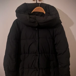 Tunnjacka storlek M - Tunnare jacka , svart färg. Det finns spår av användning, alla prisförslag är välkomna. 