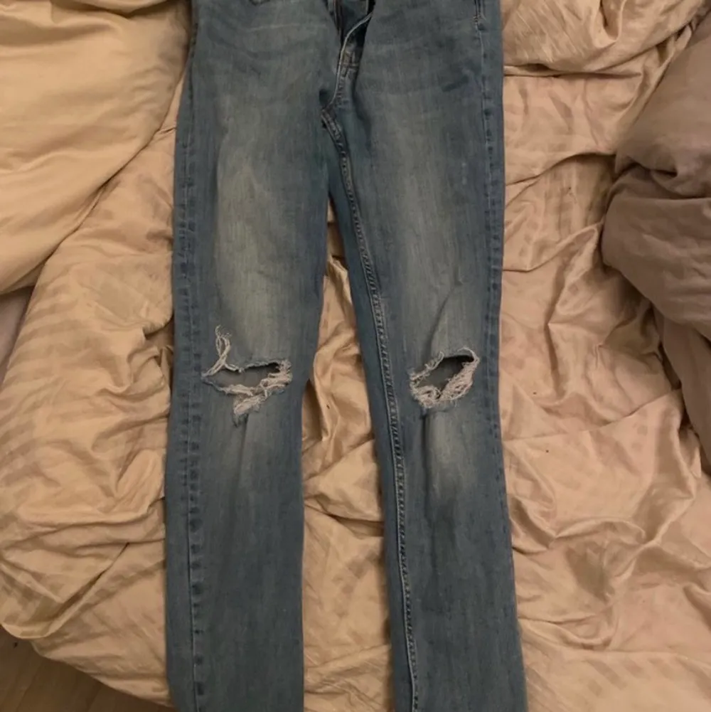 Blå slita byxor från lager 157 . Jeans & Byxor.