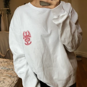 Oversized Sweatshirt  - Säljer min coola oversized sweatshirt som jag köpte på Carlings 🤩 Storlek L, så passar perfekt för en oversized fit! 💓