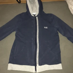 Hugo boss kofta - Säljer nu min Hugo boss tröja som är lite för liten inget hål eller fläckar mer bilder tas pm🥰