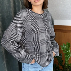 Stickad rutig tröja - Så fin långärmad svart/vit tröja från Zara, perfekt till hösten!😍 Använd två gånger, säljer då den inte längre kommer till användning!