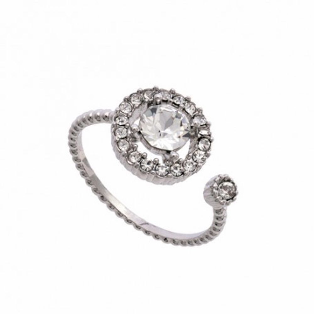 Säljer denna silvriga ring från Lily and rosé som du själv kan justera storleken på🌸 säljes för 140kr med frakt då ordinarie pris är 299kr. Accessoarer.