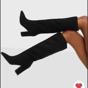 Wide knee high boot - Nelly  - Säljer nu dessa super populära bootsen från  Nelly - wide knee high boot i storlek 39, jag har enbart haft på mig de 2 gånger. Nypris är: 599kr ifrån nelly.com Klackhöjd 10cm Skafthöjd 41cm
