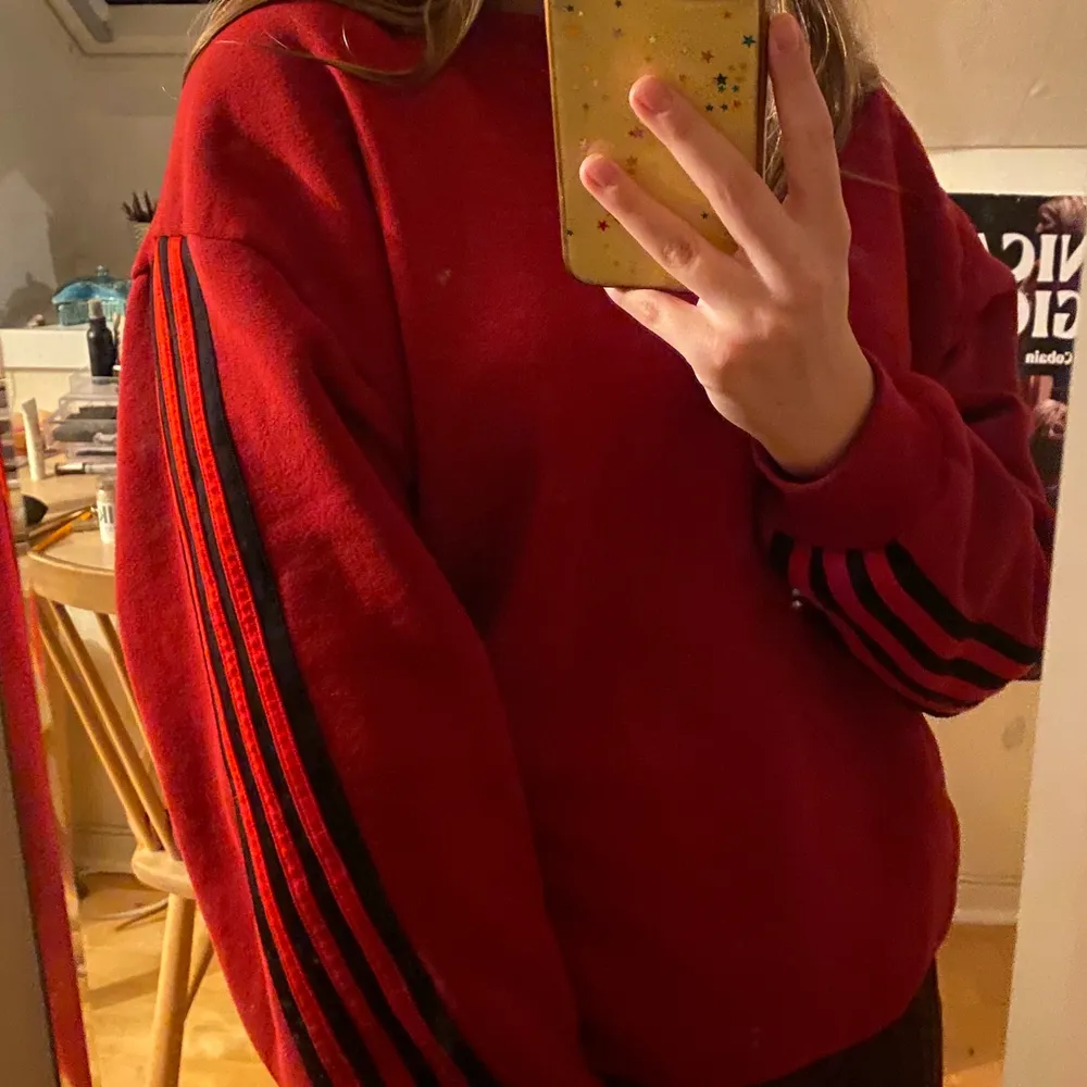 Superfin adidas sweatshirt från Beyond retro, köpt för något år sen men väldigt fint skick!! Så skön och perfekt passform💕 säljer för att jag inte använder längre, skulle säga att storleken är en M😇. Tröjor & Koftor.