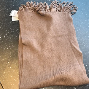 Brun supeeerfin sjal helt ny😍😍 - Säljer nu denna splitternya å superfina märkes sjal i en ljus brun färg! Superfin att ha nu mot vintern😍 Sjalen är från A. forthy Three nypris 1000 som ni ser i mitten av bilden säljer för har så många sjalar som inte hunmit användas💞💛 Denna sjal är aldrig använd😊 Kan bjuda frakten