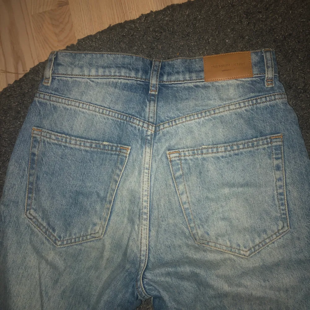 Ett par blåa ginatricot jeans med hål på båda knäna. Andvända några gånger och i str 32. Köparen står för frakten.💙. Jeans & Byxor.