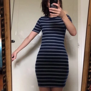 Klänning - Marinblå randig bodycon klänning. Superskön och snygg