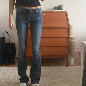 Lågmidjade jeans - Super snygga lågmidjade crocker jeans💙 de är långa på mig som är 178 cm⚡️ Nypris: 800kr