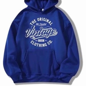 Blå hoodie - Säljer min helt nya oanvända blåa hoodie med tryck som sitter lite oversized, så snygg men har för mycket kläder! Om fler är intresserade startar jag en budgivning💕