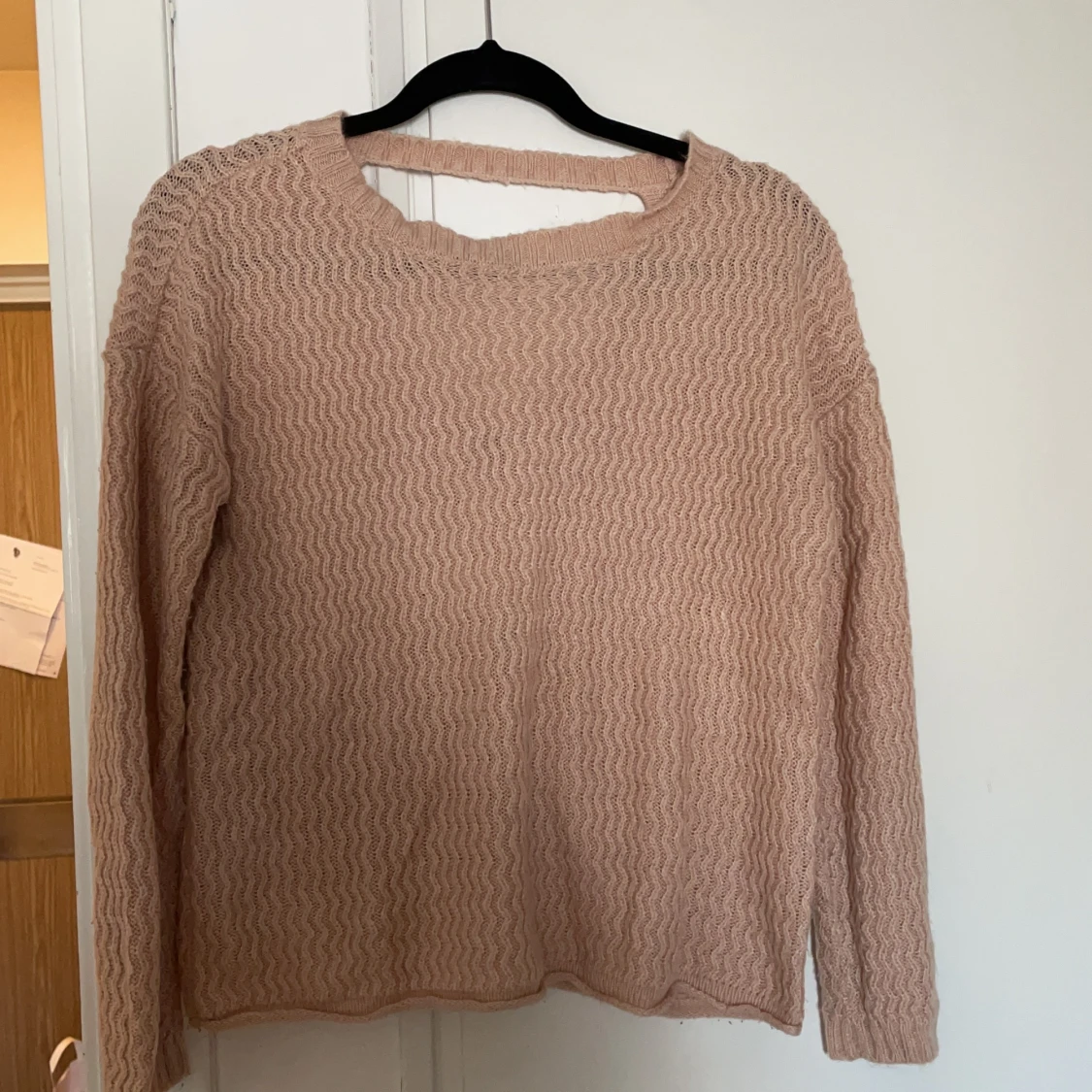 Beige tröja med öppen rygg