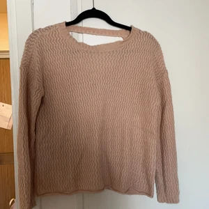 Beige tröja med öppen rygg  - En beige stickad tröja köpt i USA med öppen rygg. 