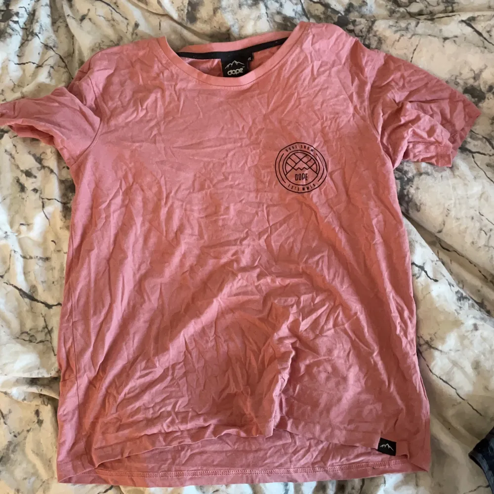 En ljusrosa dope t-shirt i Stl 36 väldigt fint skick. 100kr+ frakt. T-shirts.