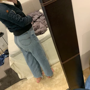 Mörk blå bomber jacka - Super snygg mörkblå bomber jacka! Använt några få gånger