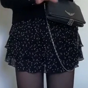 Prickig kjol - Säljer denna super fina kjolen från zara, det är storlek M men den är rätt liten i storleken så passar allt från XS-M, ni står för frakt💕