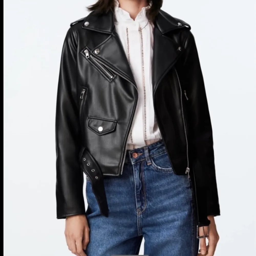 Säljer denna super snygga skinnjacka perfekt nu i höst!!! Skriv för bilder och har små repor (kan skicka bild). Säljer då jag vill köpa en ny fast stör storlek, superbra skick!! (Bandet finns tvärr inte kvar) Storlek S, säljer för 350 + frakt💕💕. Takit.