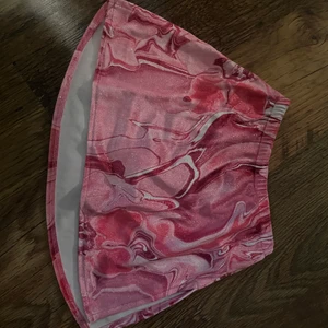 Säljer färgglad konståkningskjol - Säljer min konståkningskjol i storlek 12/14 år vilket motsvarar cirka XS