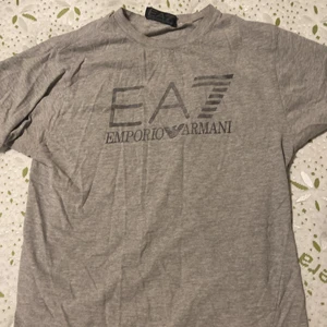 Armani t-shirt  - Haft den länge men är i bra skick, skriv hur mycke ni vill ge för den