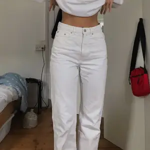 Säljer mina fina vita raka jeans från Weekday! De två första bilderna är lånade men är samma modell och färg🤍 säljer för att de tyvärr blivit för små för mig. Skicket är super! 