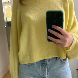Stickad tröja - Gul stickad tröja ifrån bikbok i jätte bra skick. Köptes för ca 500💖