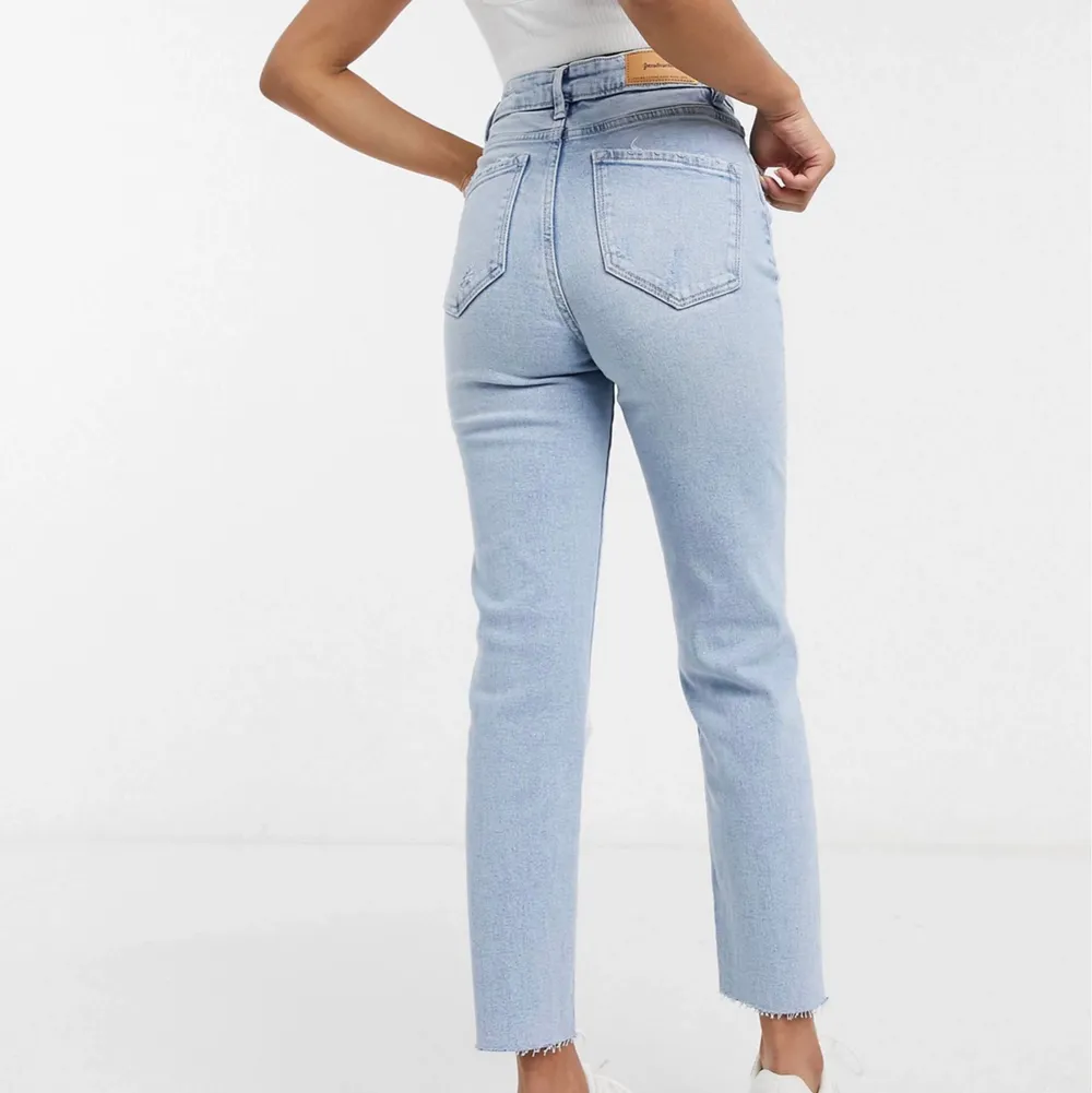 super fina blåa jeans i storlek 36 , säljer pga att dem inte kommer till användning tyvärr och dem är endast testade!. Jeans & Byxor.