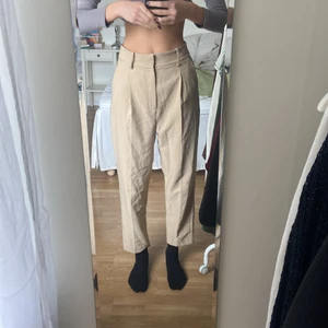 Kostymbyxor strl 36 - Kostymbyxor från Gina Tricot i gott skick. Höga i midjan. OBS är 180 lång därav ser de väldigt korta ut. Inseam ca 68-70 cm