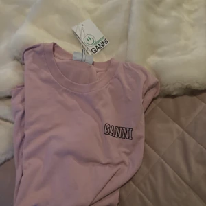 Ganni t-shirt  - Säljer denna jättefina gannitröja! Säljer för att jag fick en ny! Aldrig använd med lappen kvar😍