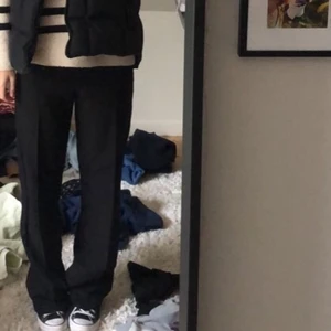 Raka kostymbyxor - Svarta raka kostymbyxor från madlady, bra skick och endast använda ett fåtal gånger. Storlek S men ändå ganska långa på mig som är 166 ungefär. Köpta för 499. Köpare står för frakt. Priset kan diskuteras. Står inte för postens slarv.