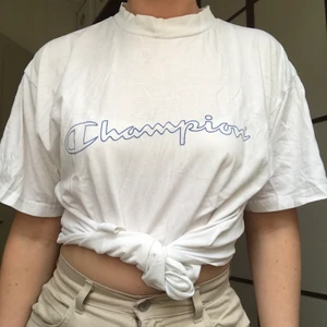 Champion t-shirt i strl M - Jag säljer min fina vita t-shirt från Champion i strl M ❤️‍🔥❤️‍🔥 Kolla in mina andra auktioner också! 