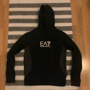 Armani hoodie - Emporio Armani hoodie, storlek S. I väldigt bra skick och är sällan använd.